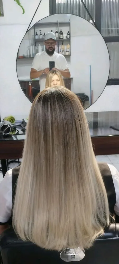 Loiro liso platinado feito na Estética Hair7