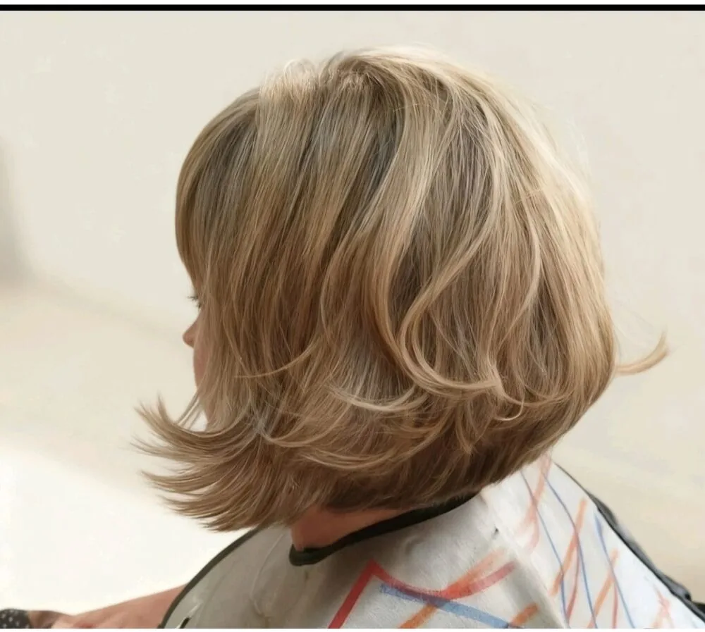 Corte curto loiro platinado feito na Estética Hair7