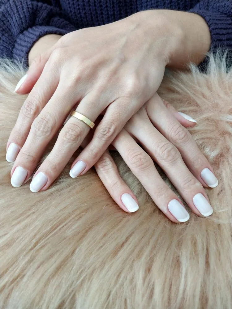 Manicure em esmalte branco feita na Estética Hair7