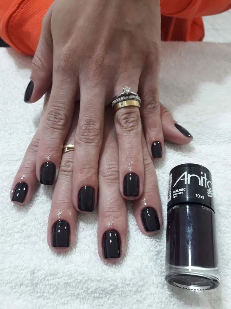 Manicure em esmalte preto feita na Estética Hair7