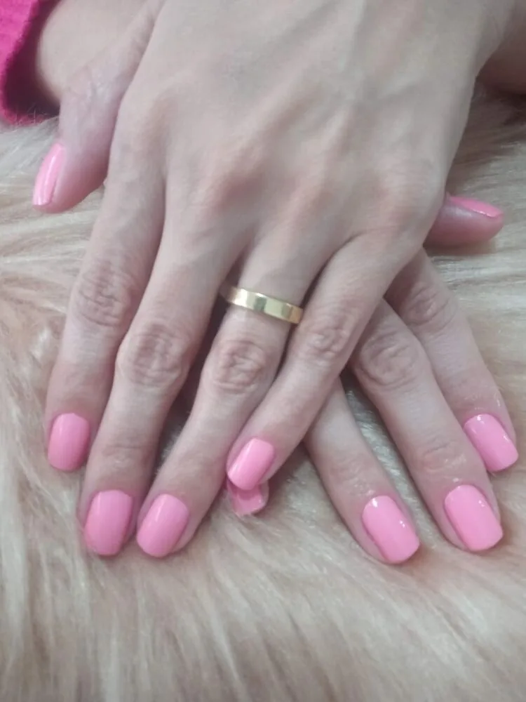 Manicure em esmalte rosa feita na Estética Hair7
