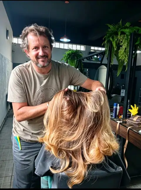 Loiro platinado feito pelo Sidnei S. Danttas no salão Estética Hair7
